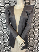 Charger l&#39;image dans la galerie, Veste gris foncé Pleats Please Issey Miyake
