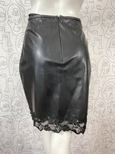 Charger l&#39;image dans la galerie, Jupe simili cuir et dentelle Capucine Puerari taille 36
