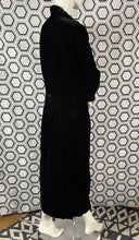 Charger l&#39;image dans la galerie, Manteau en velours Armand Ventilo taille 40
