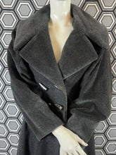 Charger l&#39;image dans la galerie, Manteau Paco Rabanne gros pailleté taille 38
