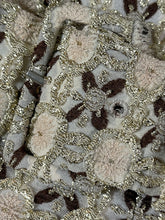 Charger l&#39;image dans la galerie, Pantalon Prada brodé doré taille 38
