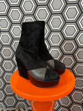 Charger l&#39;image dans la galerie, Paire de bottines en daim Robert Clergerie pointure 37
