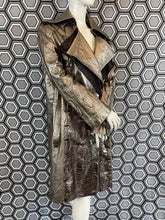 Charger l&#39;image dans la galerie, Incroyable manteau en cuir métallisé doré Salvatore Ferragamo taille 38
