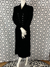 Charger l&#39;image dans la galerie, Manteau en velours Armand Ventilo taille 40
