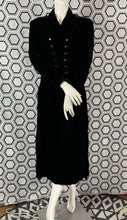 Charger l&#39;image dans la galerie, Manteau en velours Armand Ventilo taille 40
