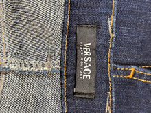 Charger l&#39;image dans la galerie, Jupe en jeans Versace jeans couture taille 40
