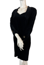Charger l'image dans la galerie, Robe en velours vintage Guy Laroche taille 38
