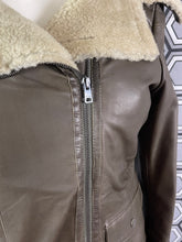 Charger l'image dans la galerie, Veste cuir peau retournée Paul Smith taille 36

