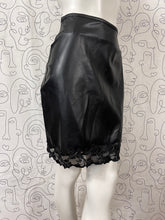 Charger l&#39;image dans la galerie, Jupe simili cuir et dentelle Capucine Puerari taille 36
