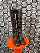 Charger l&#39;image dans la galerie, Paire de bottes en cuir façon python neuves Free Lance pointure 36
