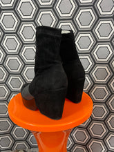 Charger l&#39;image dans la galerie, Paire de bottines en daim Robert Clergerie pointure 37
