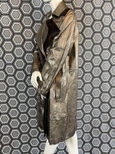 Charger l&#39;image dans la galerie, Incroyable manteau en cuir métallisé doré Salvatore Ferragamo taille 38
