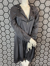 Charger l'image dans la galerie, Veste en soie Céline taille 38
