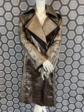 Charger l&#39;image dans la galerie, Incroyable manteau en cuir métallisé doré Salvatore Ferragamo taille 38
