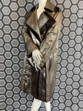 Charger l&#39;image dans la galerie, Incroyable manteau en cuir métallisé doré Salvatore Ferragamo taille 38
