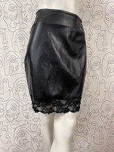 Charger l&#39;image dans la galerie, Jupe simili cuir et dentelle Capucine Puerari taille 36
