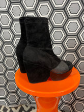 Charger l&#39;image dans la galerie, Paire de bottines en daim Robert Clergerie pointure 37
