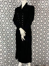 Charger l&#39;image dans la galerie, Manteau en velours Armand Ventilo taille 40
