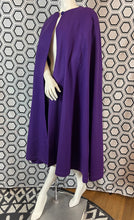 Charger l&#39;image dans la galerie, Cape violette Yves Saint Laurent
