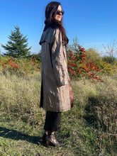 Charger l&#39;image dans la galerie, Incroyable manteau en cuir métallisé doré Salvatore Ferragamo taille 38
