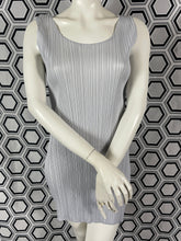 Charger l&#39;image dans la galerie, Mini-robe Pleats Please Issey Miyake taille 38
