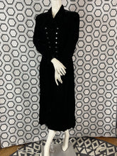 Charger l&#39;image dans la galerie, Manteau en velours Armand Ventilo taille 40
