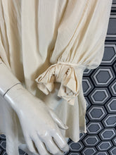 Charger l&#39;image dans la galerie, Blouse Christian Dior taille 38
