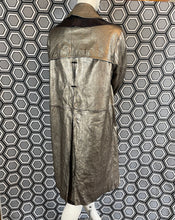 Charger l&#39;image dans la galerie, Incroyable manteau en cuir métallisé doré Salvatore Ferragamo taille 38
