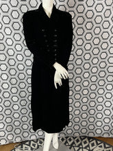 Charger l&#39;image dans la galerie, Manteau en velours Armand Ventilo taille 40
