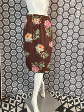 Charger l&#39;image dans la galerie, Jupe à fleurs Ungaro taille 38
