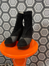 Charger l&#39;image dans la galerie, Paire de bottines en daim Robert Clergerie pointure 37
