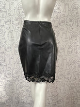 Charger l&#39;image dans la galerie, Jupe simili cuir et dentelle Capucine Puerari taille 36
