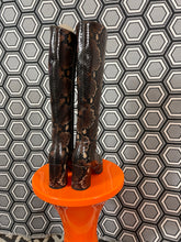 Charger l&#39;image dans la galerie, Paire de bottes en cuir façon python neuves Free Lance pointure 36
