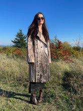 Charger l&#39;image dans la galerie, Incroyable manteau en cuir métallisé doré Salvatore Ferragamo taille 38
