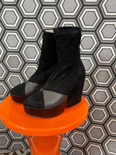 Charger l&#39;image dans la galerie, Paire de bottines en daim Robert Clergerie pointure 37
