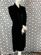 Charger l&#39;image dans la galerie, Manteau en velours Armand Ventilo taille 40
