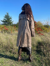 Charger l&#39;image dans la galerie, Incroyable manteau en cuir métallisé doré Salvatore Ferragamo taille 38
