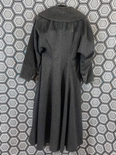 Charger l&#39;image dans la galerie, Manteau Paco Rabanne gros pailleté taille 38
