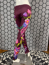 Charger l&#39;image dans la galerie, Incroyable pantalon strass Gai Mattiolo taille 38
