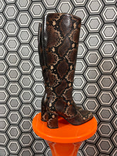Charger l&#39;image dans la galerie, Paire de bottes en cuir façon python neuves Free Lance pointure 36
