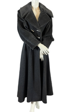 Charger l&#39;image dans la galerie, Manteau Paco Rabanne gros pailleté taille 38
