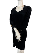Charger l'image dans la galerie, Robe en velours vintage Guy Laroche taille 38
