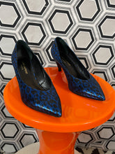 Charger l&#39;image dans la galerie, Escarpins bleu merallisé léopard pointure 37,5 italienne.
