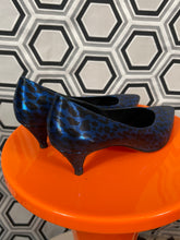 Charger l&#39;image dans la galerie, Escarpins bleu merallisé léopard pointure 37,5 italienne.
