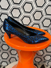 Charger l&#39;image dans la galerie, Escarpins bleu merallisé léopard pointure 37,5 italienne.
