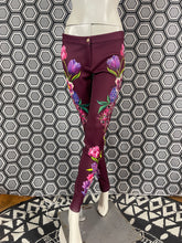 Charger l&#39;image dans la galerie, Incroyable pantalon strass Gai Mattiolo taille 38
