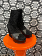 Charger l&#39;image dans la galerie, Paire de bottines en daim Robert Clergerie pointure 37
