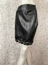 Charger l&#39;image dans la galerie, Jupe simili cuir et dentelle Capucine Puerari taille 36
