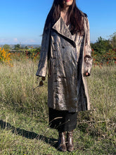 Charger l&#39;image dans la galerie, Incroyable manteau en cuir métallisé doré Salvatore Ferragamo taille 38
