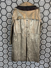 Charger l&#39;image dans la galerie, Incroyable manteau en cuir métallisé doré Salvatore Ferragamo taille 38
